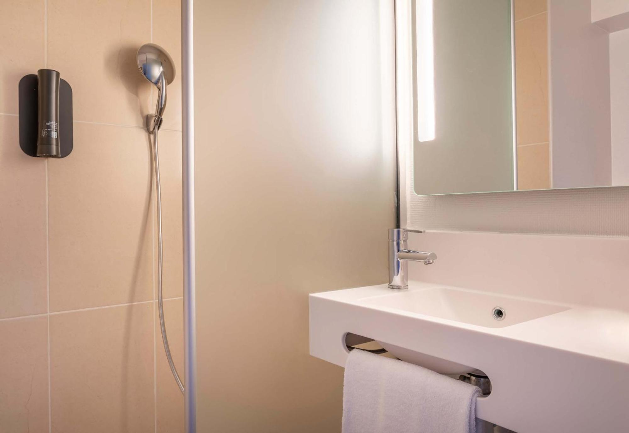 B&B Hotel Marseille Aeroport Saint-Victoret Экстерьер фото